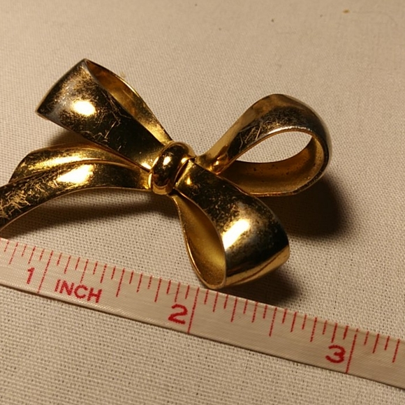 Vintage Coro 3-Bow Brooch in Gold Tone - Picture 6 of 6